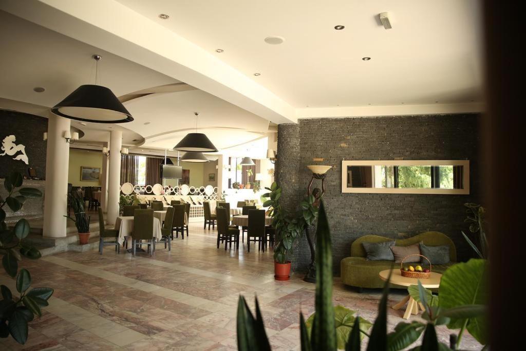 Sirena Hotel Tushemisht Buitenkant foto