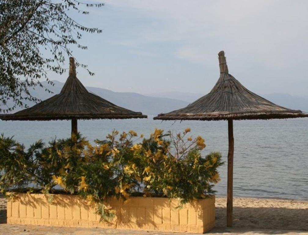 Sirena Hotel Tushemisht Buitenkant foto